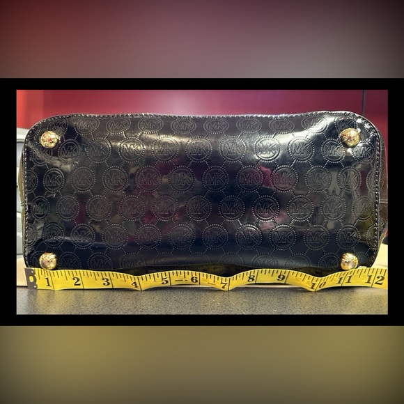 Michael Kors Lg Black Patent Leather Tote With Double Adjustable Beige Handles - Picture 10 of 14